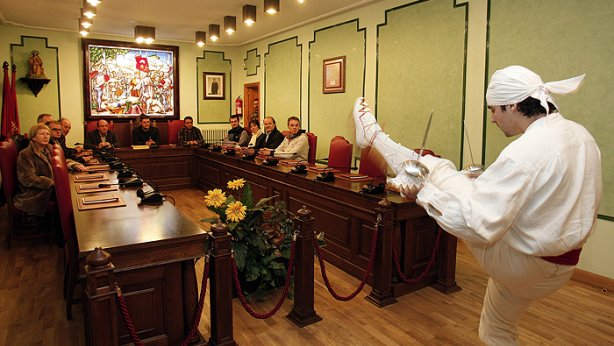 Un dantzari ejecuta un aurresku ante los representantes de ikastolas, euskera y Nabarralde. _atl1628_jpg_20101202154423_1