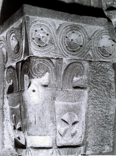 capitel romanico con rodelas  en broquel