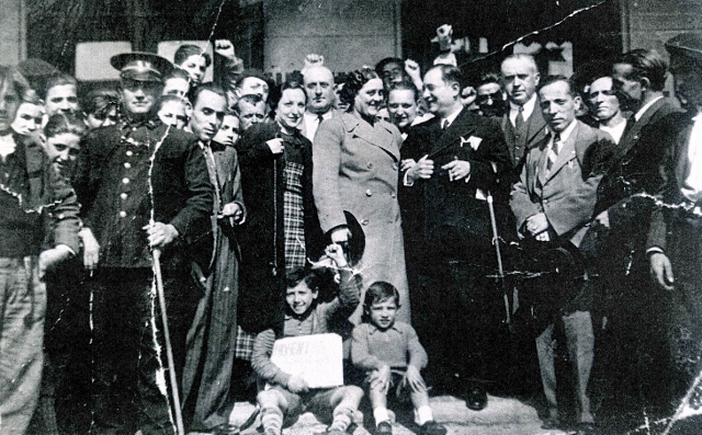 En_el_centro_con_abrigo_claro_Julia_lvarez_en_Tudela_en_un_mitin_del_1_Mayo_de_1936__640x397_copy