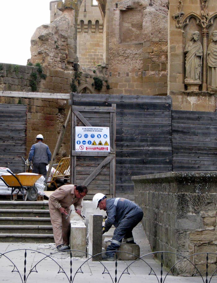 Operarios-en-el-lugar-de-acceso-al-cementerio-hallado-en-2008-784x1024