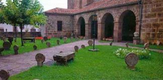 ESTELAS-IGLESIA-ECHALAR-NAFARROA.-1