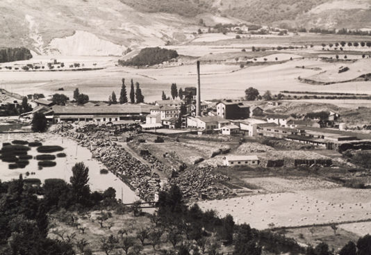 Fig._1_El_aserradero-destileria_en_los_anos_50.Fototeca_Principe_de_Viana