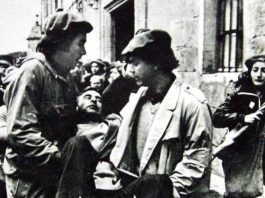 Imágenes de los sucesos de Montejurra: dos jóvenes trasladan a Aniano Jiménez, herido de muerte.