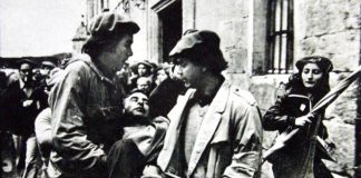 Imágenes de los sucesos de Montejurra: dos jóvenes trasladan a Aniano Jiménez, herido de muerte.