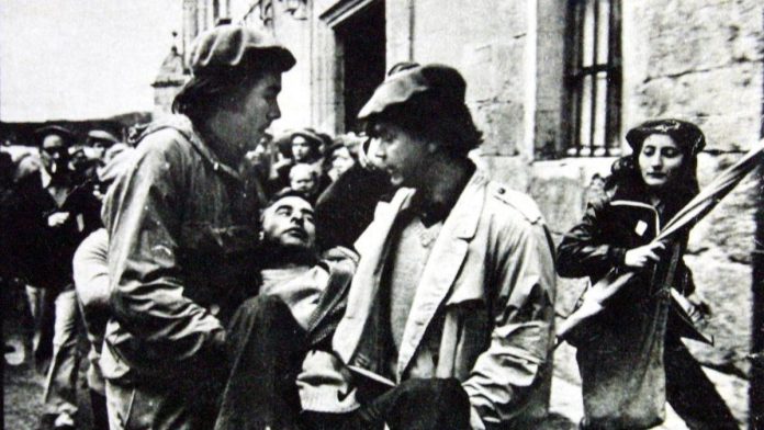 imagenes-de-los-sucesos-de-montejurra-dos-jovenes Imágenes de los sucesos de Montejurra: dos jóvenes trasladan a Aniano Jiménez, herido de muerte.