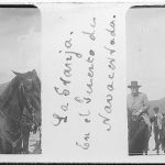 tres-hombres-a-caballo-y-uno-a-pie-en-el-puerto-de