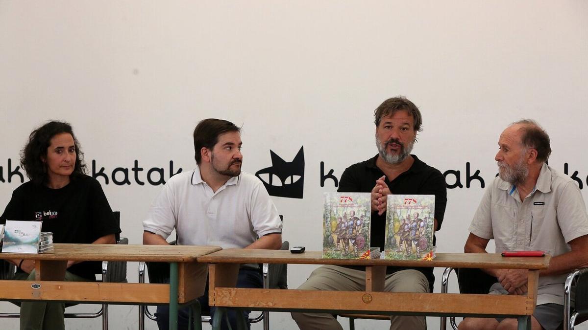 Lina Andueza, Iñaki Larramendi, Xabier Irujo y Koldo Amatria en la presentación de hoy en Katakrak.