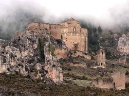 Puede ser una imagen de castillo de Eltz y niebla