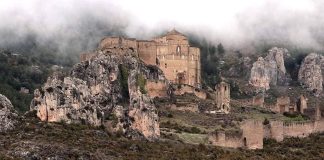 Puede ser una imagen de castillo de Eltz y niebla