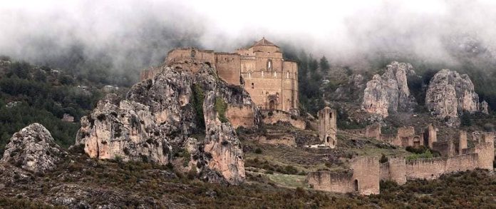 Puede ser una imagen de castillo de Eltz y niebla