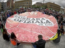 Manifestación convocada por Euskal Herrian Euskaraz para pedir la oficialidad del euskera. | FOTO: UNAI BEROIZ