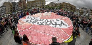 Manifestación convocada por Euskal Herrian Euskaraz para pedir la oficialidad del euskera. | FOTO: UNAI BEROIZ