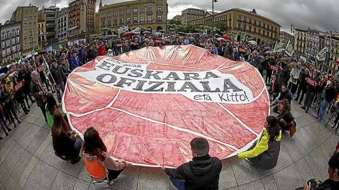Manifestación convocada por Euskal Herrian Euskaraz para pedir la oficialidad del euskera. | FOTO: UNAI BEROIZ