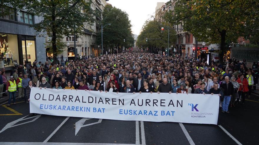 Una marea humana clama en Bilbao por el cese de los ataques judiciales al euskera