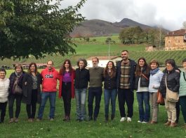 Los cinco miembros del equipo multidisciplinar de la Universidad Complutense (en el centro), acompañados de algunos vecinos y vecinas que han donado muestras de ADN para el estudio.