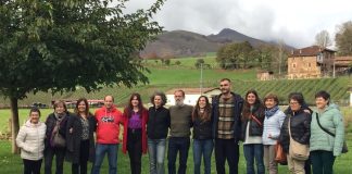 Los cinco miembros del equipo multidisciplinar de la Universidad Complutense (en el centro), acompañados de algunos vecinos y vecinas que han donado muestras de ADN para el estudio.