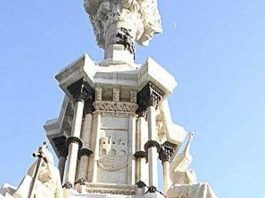 Patxi Latorre, frente a la estatua de los Fueros, monumento en el que puede leerse 'Gu gaurko euskaldunok', (Nosotros, los navarros de hoy), título de la publicación.