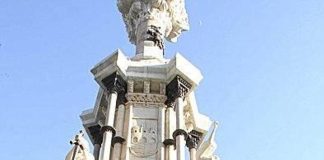 Patxi Latorre, frente a la estatua de los Fueros, monumento en el que puede leerse 'Gu gaurko euskaldunok', (Nosotros, los navarros de hoy), título de la publicación.