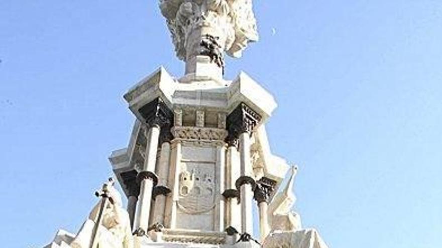 Patxi Latorre, frente a la estatua de los Fueros, monumento en el que puede leerse 'Gu gaurko euskaldunok', (Nosotros, los navarros de hoy), título de la publicación.