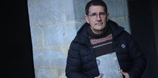Peio J. Monteano, con un ejemplar del libro que DIARIO DE NOTICIAS pone a la venta este domingo.