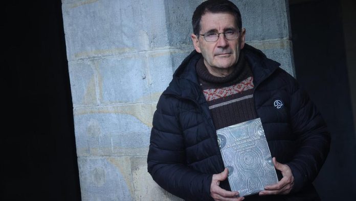 peio-j-monteano-con-un-ejemplar-del-libro-que-di Peio J. Monteano, con un ejemplar del libro que DIARIO DE NOTICIAS pone a la venta este domingo.