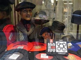 Imagen de unas txapelas en un escaparate