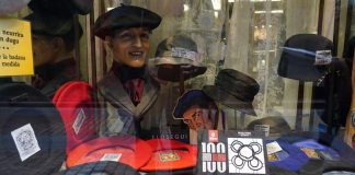 Imagen de unas txapelas en un escaparate