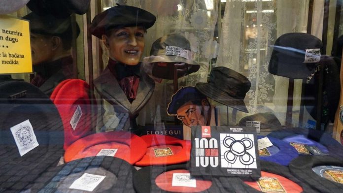 Imagen de unas txapelas en un escaparate