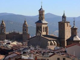 La catedral y la iglesia de San Saturnino de Iruña, vistas desde la torre de la iglesia de San Lorenzo, las tres fueron inmatriculadas por la Iglesia.