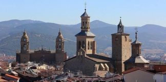 La catedral y la iglesia de San Saturnino de Iruña, vistas desde la torre de la iglesia de San Lorenzo, las tres fueron inmatriculadas por la Iglesia.