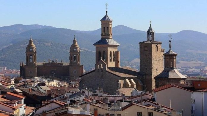 La catedral y la iglesia de San Saturnino de Iruña, vistas desde la torre de la iglesia de San Lorenzo, las tres fueron inmatriculadas por la Iglesia.