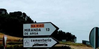 Imagen de una señal vandalizada que tacha el termino en euskera de cementerio