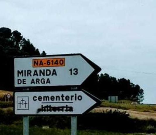 Imagen de una señal vandalizada que tacha el termino en euskera de cementerio
