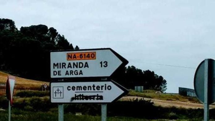 imagen-de-una-senal-vandalizada-que-tacha-el-termi Imagen de una señal vandalizada que tacha el termino en euskera de cementerio