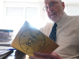 Jose Luis Orella, con su libro sobre el origen del reino de Pamplona.
