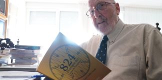 Jose Luis Orella, con su libro sobre el origen del reino de Pamplona.