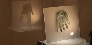 La mano de Irulegi, en una exposición.