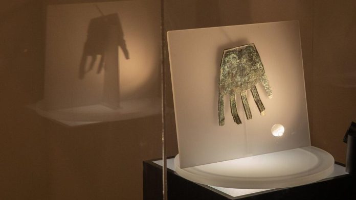 la-mano-de-irulegi-en-una-exposicion- La mano de Irulegi, en una exposición.