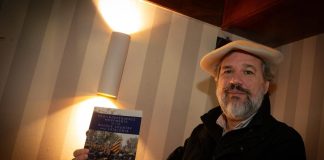 Xabier Irujo, con un ejemplar del estudio publicado por el Centro de Estudios Vascos de la Universidad de Nevada, en Reno.