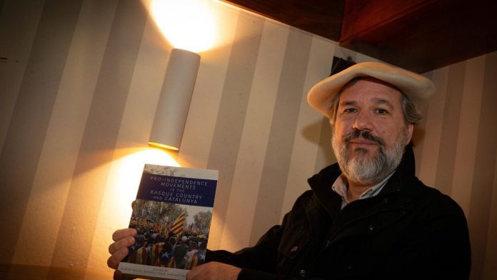 Xabier Irujo, con un ejemplar del estudio publicado por el Centro de Estudios Vascos de la Universidad de Nevada, en Reno.