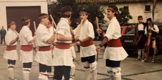 Dantzaris de Ortzadar Euskal Folklore Elkartea interpretan un paloteado en Getze/Salinas de Pamplona en 1997. A la derecha, primer disco de Ortzadar Kantari Taldea (1976).