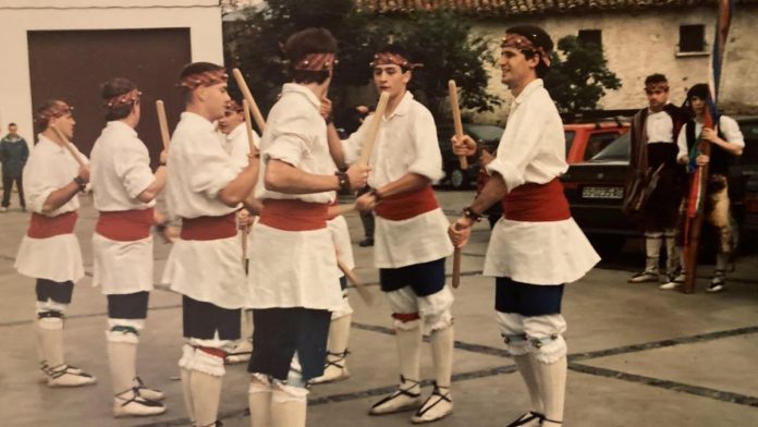 dantzaris-de-ortzadar-euskal-folklore-elkartea-int Dantzaris de Ortzadar Euskal Folklore Elkartea interpretan un paloteado en Getze/Salinas de Pamplona en 1997. A la derecha, primer disco de Ortzadar Kantari Taldea (1976).