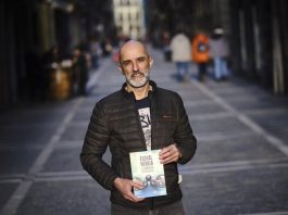Fernando Pérez de Laborda, con un ejemplar de su último libro.