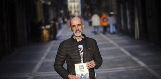 Fernando Pérez de Laborda, con un ejemplar de su último libro.