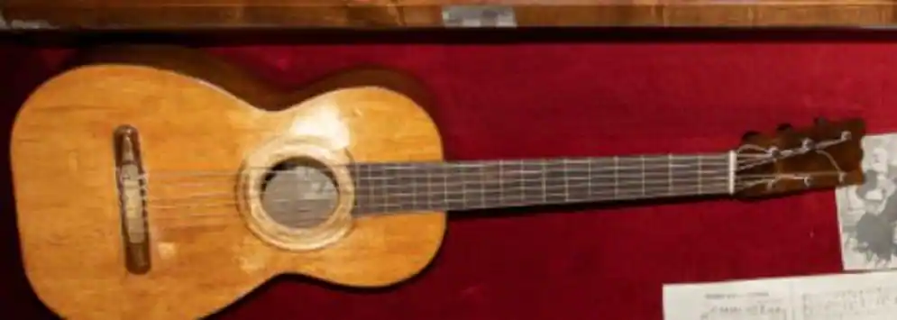 La guitarra de José María Iparraguirre en la Casa de Juntas de Gernika.