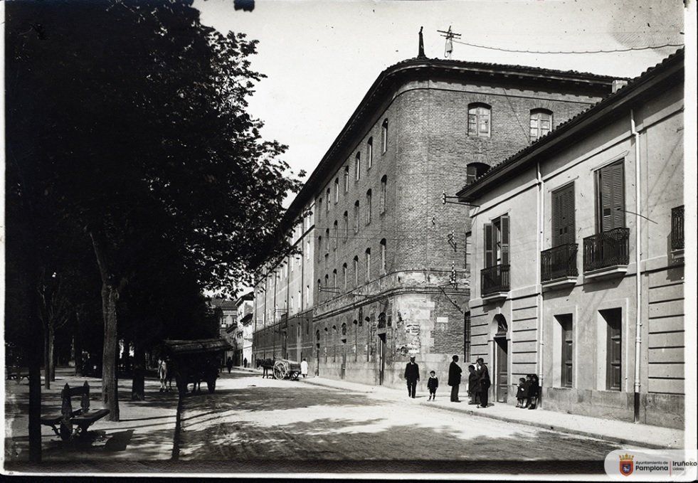 La fachada al paseo de Sarasate en el lugar que hoy ocupa el edificio de Correos. Foto: A. García Dean.
