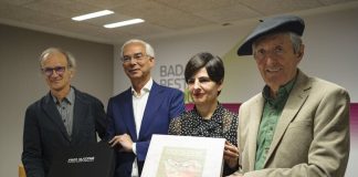 Los autores y la representante de Laboral Kutxa posan con el primer atlas cartográfico de Euskal Herria.
