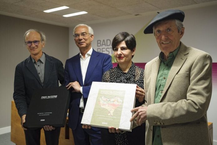 los-autores-y-la-representante-de-laboral-kutxa-po Los autores y la representante de Laboral Kutxa posan con el primer atlas cartográfico de Euskal Herria.