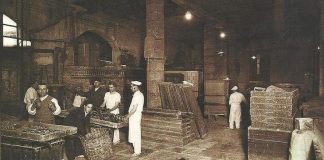 Trabajando en el interior en la elaboración de pan. Foto: J. Galle 1933