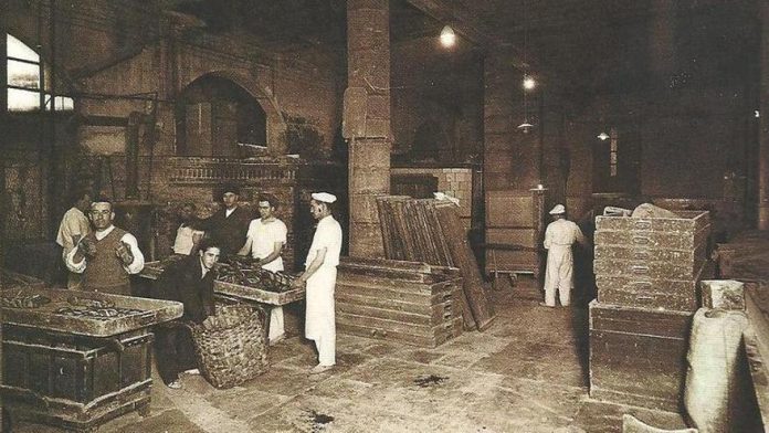 Trabajando en el interior en la elaboración de pan. Foto: J. Galle 1933